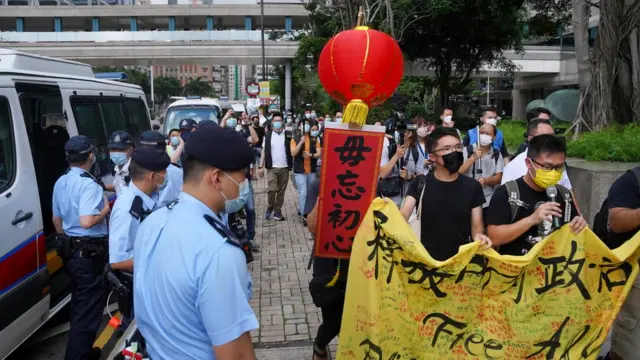 早上，有几名社民连人士游行要求当局释放被捕人士。