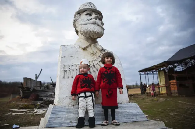 U Prekazu kod kuće porodice Jašari podignut je Memorijalni kompleks