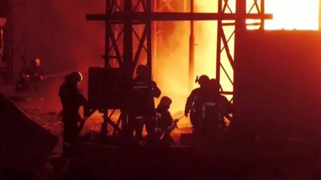 عمال تحت خطوط كهرباء