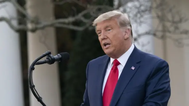 8日ぶりに記者団の前に現れたトランプ氏（13日、ホワイトハウス）