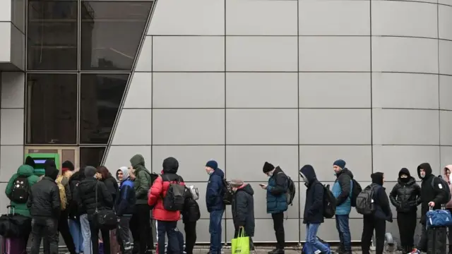 கிஃப்-ல் உள்ள ஒரு ஏடிஎம் நிலையத்தில் பணம் எடுக்க மக்கள் வரிசையில் நிற்கின்றனர்