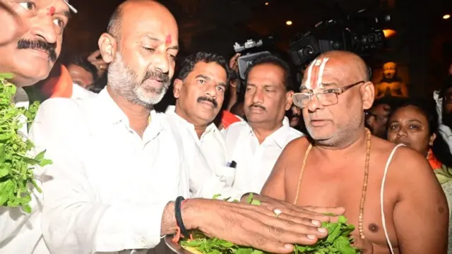 ప్రమాణం చేస్తున్న బీజేపీ తెలంగాణ అధ్యక్షుడు బండి సంజయ్