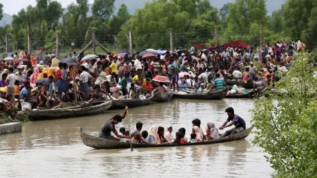 ชาวโรฮิงญาหนีความรุนแรงในรัฐยะไข่โดยใช้ช่องทางแม่น้ำนาฟ