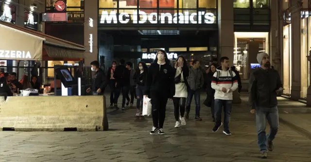 يرتدي العديد من السائحين والمواطنين في مدينة ميلانو الإيطالية كمامات وقائية في الأماكن العامة