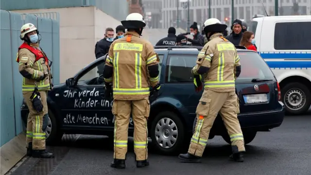 Врезавшийся автомобиль и пожарные