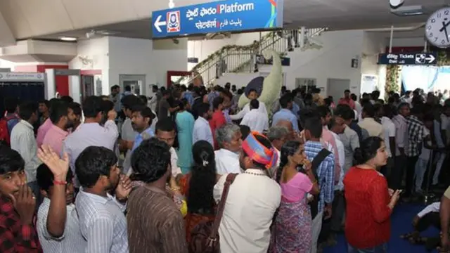 మెట్రో స్టేషన్లో ప్రయాణికులు