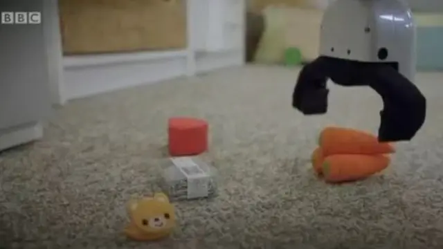 Un robot qui ramasse des objets dans une maison