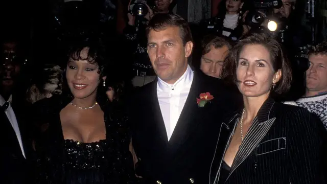 La cantante Whitney Houston, el actor Kevin Costner y su esposa Cindy Costner durante el estreno de "The Bodyguard" en Hollywood el 23 de noviembre de 1992 en el Teatro Chino Mann's en Hollywood, California.