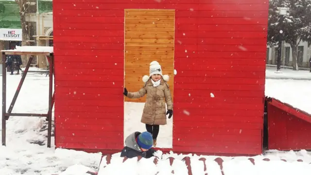 Dərsə getməyən məktəblilər bu günlərdə qar sevincini yaşayır.