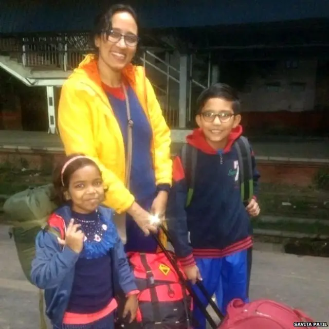 ਸਵਿਤਾ ਪਾਟਿਲ ਆਪਣੀ ਧੀ ਪੀਹੂ ਅਤੇ ਬੇਟੇ ਦੇ ਨਾਲ