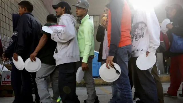 Migrantes en un refugio en Tijuana, México.