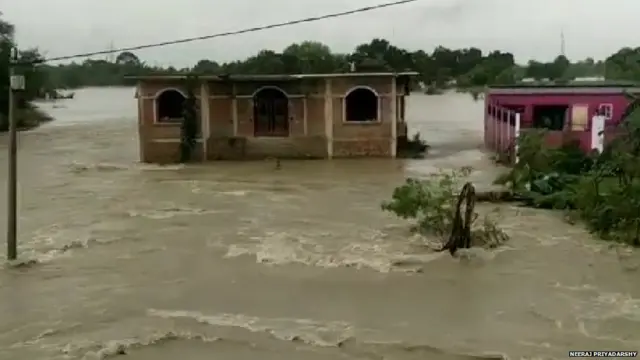 बाढ़ में डूबा इलाक़ा