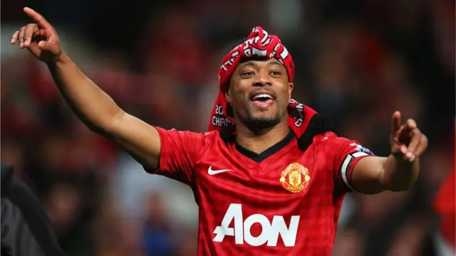 Evra celebrando una Premier League con el Manchester United.