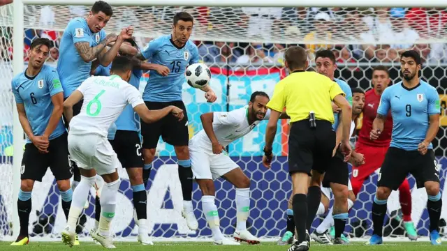 El tiro libre de Arabia Saudita que pegó en la barrera.