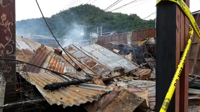 Kios dibakar massa di Jayapura pada Kamis (28/12/2023)