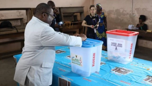 Littoral Governor di vote during for Douala