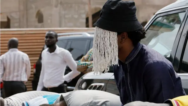 Anas Aremeyaw Anas, déguisé, prie aux côtés de ses collègues et amis aux funérailles de Hussein-Suale.