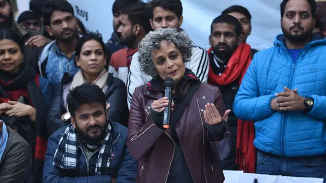 વિરોધ પ્રદર્શન દરમિયાન અરુંધતિ રૉય