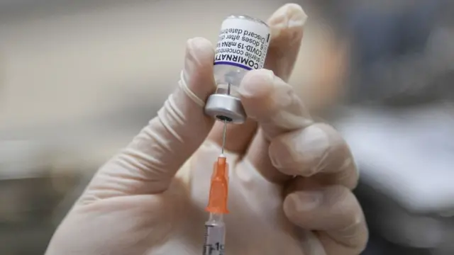 Việt Nam tiến hành tiêm chủng vaccine phòng COVID-19 cho trẻ từ 12 - 17 tuổi từ đầu tháng 11/2021 với loại vaccine được sử dụng là Pfizer