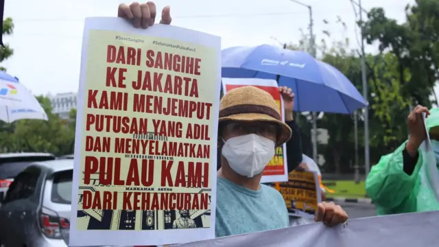 Sekelompok warga Sangihe berdemo di depan gedung Mahkamah Agung, Jakarta.