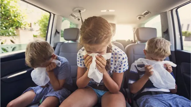 Crianças vomitando em carro