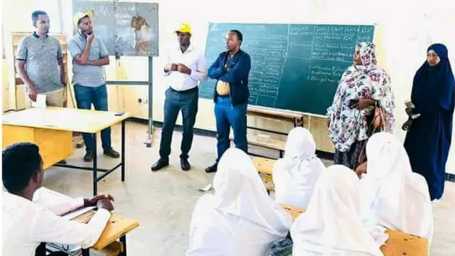 በሶማሌ ክልል ዶሎ ዞን ተወልደው በተለያዩ የሥራ መስኮች የተሰማሩ ምሁራን የአካባቢውን ተማሪዎች መማሪያ ክፍላቸው በመገኘት ሲያበረታቱ