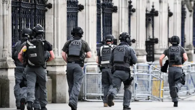 Policías armados arribaron a la sede del Parlamento tras el incidente de este miércoles.