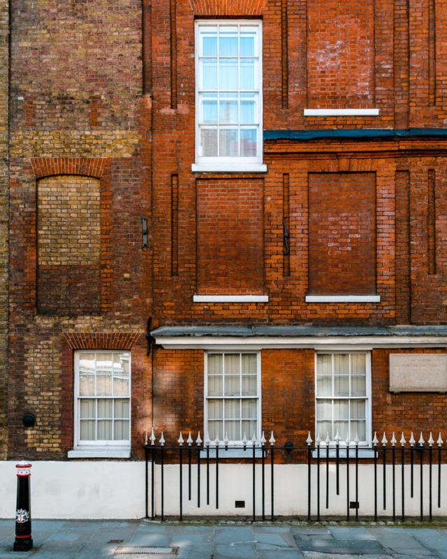 Building with a mixture of blocked and unblocked windows on Chiswell Street, London, c.1701
