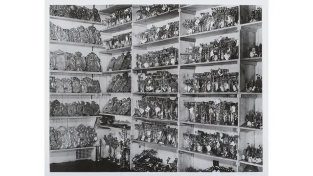 Benda-benda ritual diselamatkan oleh komunitas Yahudi