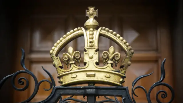 Корона на чугунных воротах