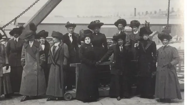 میبل بنت، در عکسی از عرشه کشتی اساس لپلند دیده میشود که خدمه نجات یافته تایتانیک را به ساحل بریتانیا باز گرداند (نفر سوم از سمت چپ در ردیف عقب)