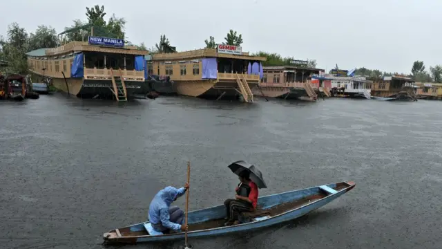 దాల్ సరస్సులో హైస్ బోట్లు