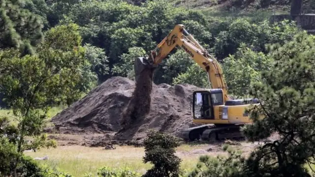 মরদেহ উদ্ধারে ব্যবহার করা হয় ভারী যন্ত্রপাতি।