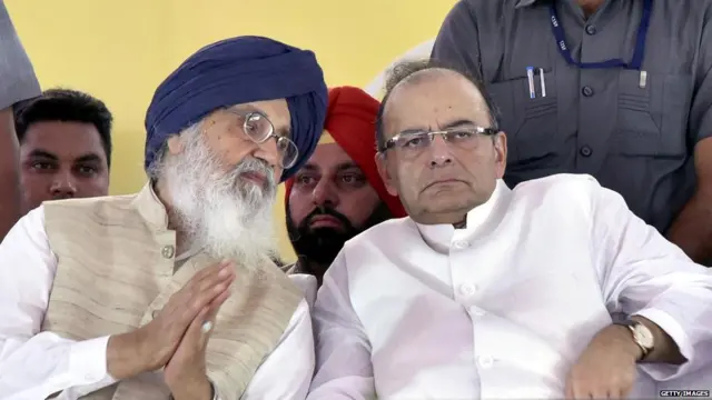 2016 ਵਿੱਚ ਅੰਮ੍ਰਿਤਸਰ ਵਿੱਚ ਆਈਆਈਐੱਮ ਦਾ ਨੀਂ ਪੱਥਰ ਰੱਖਣ ਦੌਰਾਨ ਵਿੱਤ ਮੰਤਰੀ ਅਰੁਣ ਜੇਤਲੀ ਤੇ ਪ੍ਰਕਾਸ਼ ਸਿੰਘ ਬਾਦਲ