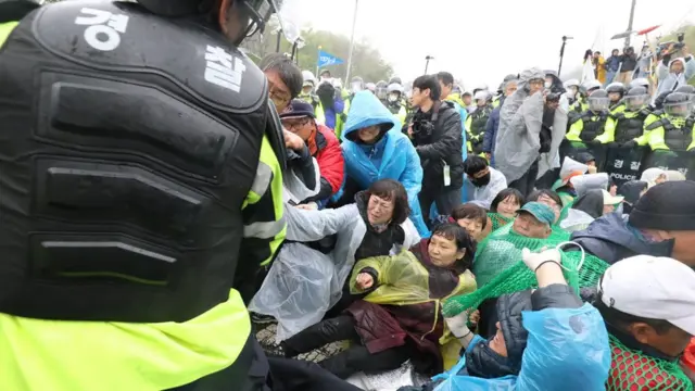 작년 4월 23일 사드 배치를 두고 충돌은 벌인 반대단체와 경찰