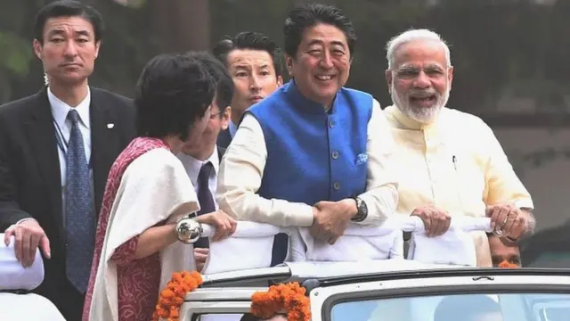 અમદાવાદમાં રોડ શો વખતે પીએમ મોદી, જાપાનના પીએમ એબે અને તેમના પત્ની સુરક્ષા જવાનો સાથે જીપમાં
