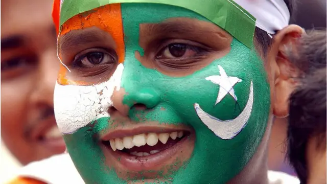ভারত ও পাকিস্তানের পতাকার রঙে মুখ রাঙিয়েছেন এক ভক্ত।