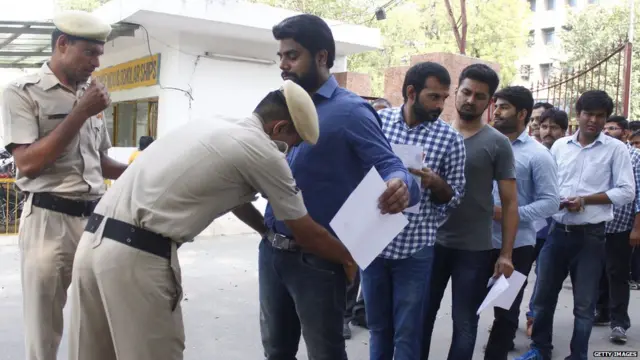 ਸਰਕਾਰੀ ਨੌਕਰੀ ਲਈ ਇਮਤਾਹਿਨ ਦੇਣ ਆਉਂਦੇ ਨੌਜਵਾਨ