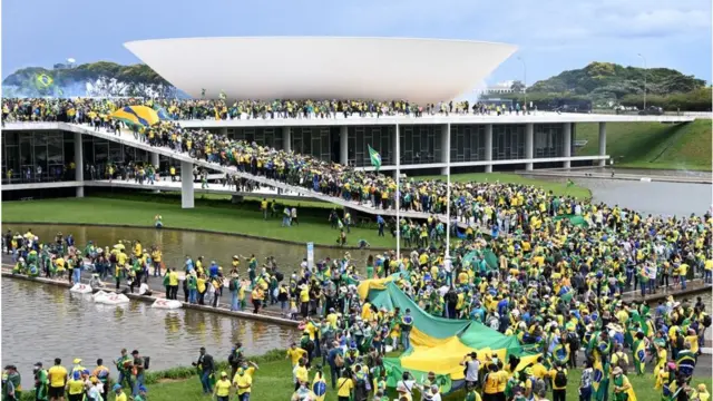 Ribuan demonstran pendukung mantan Presiden Jair Bolsonaro menyerbu gedung Kongres, Mahkamah Agung, dan Istana Kepresidenan, pada Minggu (08/01) waktu setempat.