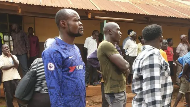 Baadhi ya ndugu jamaa na marafiki waliowasili katika shule ya kakamega ambapo wato 14 walifariki kutokana na mkanyagano