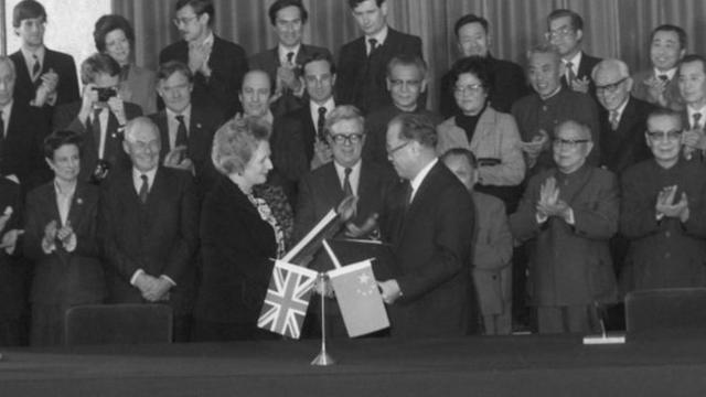 Margaret Thatcher và Triệu Tử Dương tại lễ thỏa thuận về trao trả Hong Kong, tháng 12/1984