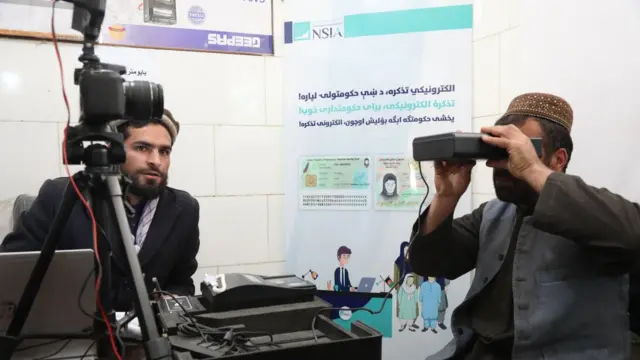 در شناسنامه های الکترونیکی افغانستان،علاوه بر مشخصات فردی قوم افراد نیز باید ذکر شود