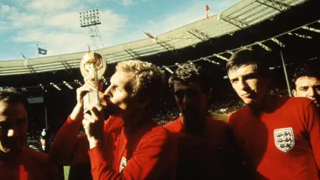 Бобби Мур с кубком 1966 года