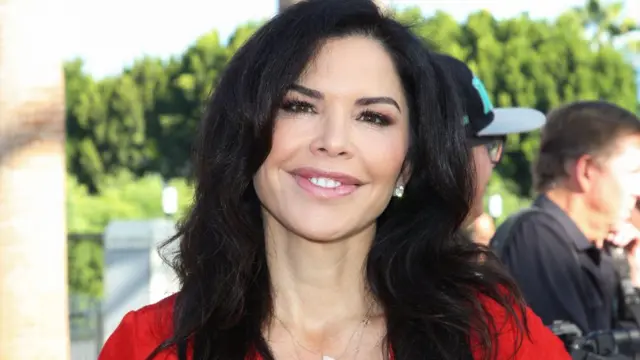 Безос перебуває у стосунках з колишньою телеведучою Лорен Санчес.