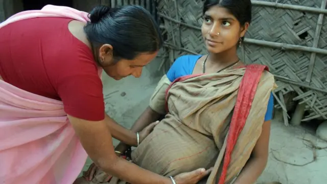 Un agent de santé bénévole surveillant une femme enceinte au Bangladesh.