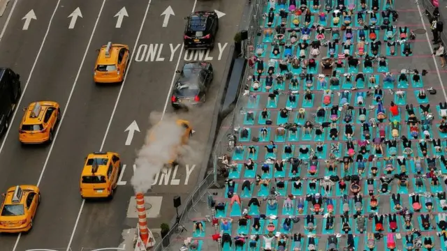 أشخاص يشاركون في تمرين لرياضة اليوغا في نيويورك