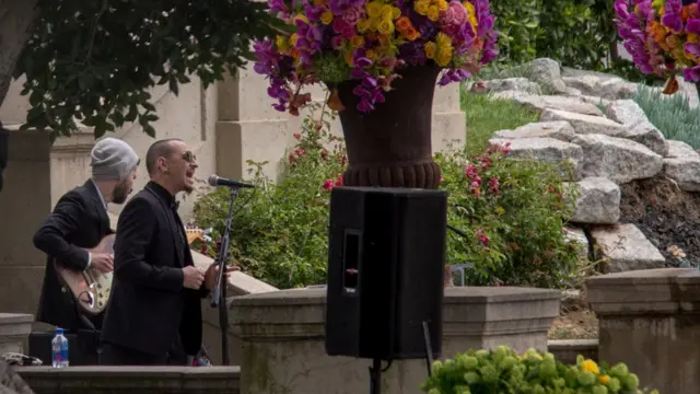 Bennington cantó en el funeral de Chris Cornell.