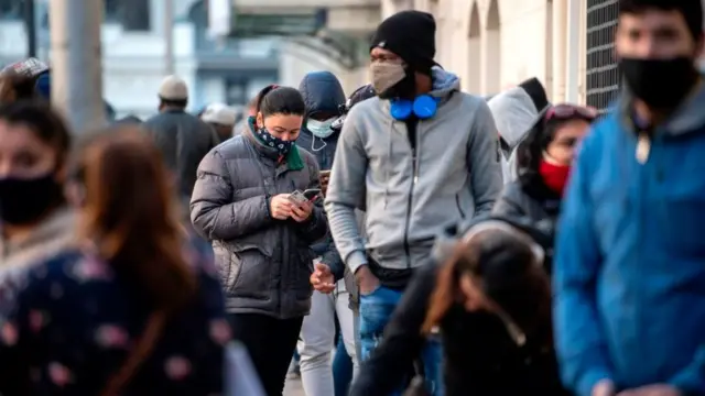 Chilnnos retirando dinero de sus fondos de pensiones.