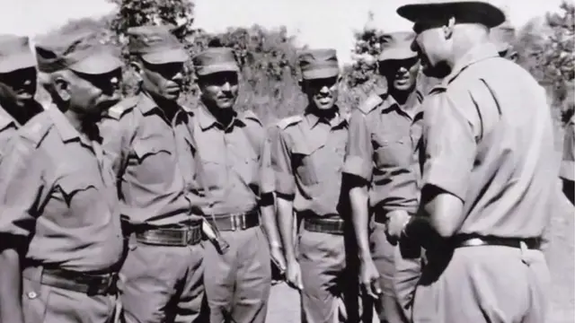 జవాన్లతో మాట్లాడుతున్న జనరల్ సాగత్ సింగ్