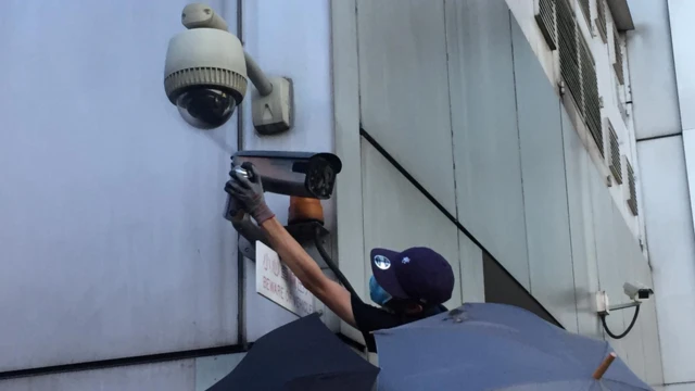 有示威者向中联办门口的摄像头喷漆。